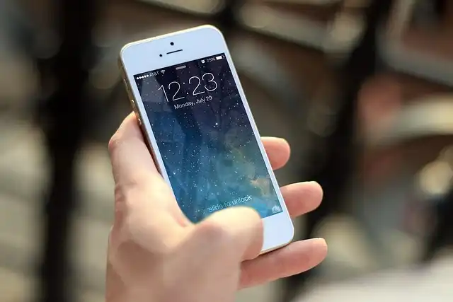 iOS 26: Liquid Glass UI & New Features on iPhone 17