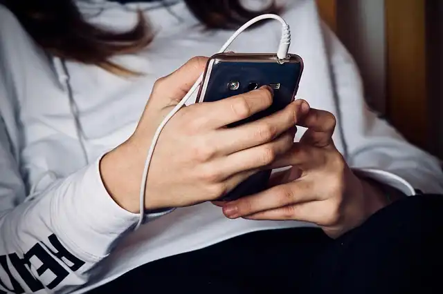 Iconic Phones & OnePlus Buds Pro 2 Deals